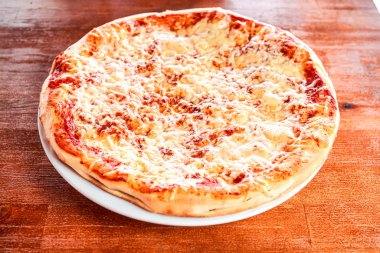 Restoran masasında pizza.