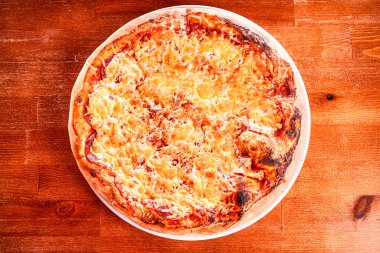 Restoran masasında pizza.