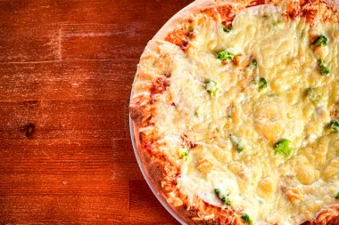 Restoran masasında pizza.