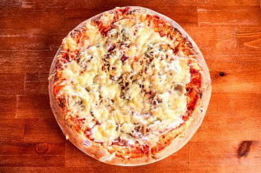 Restoran masasında pizza.