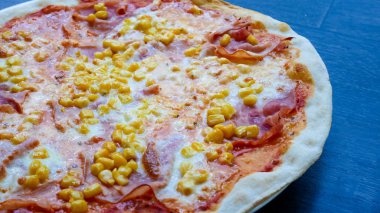 Restoran masasında pizza.