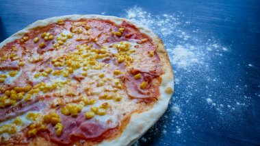 Restoran masasında pizza.