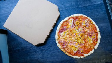 Restoran masasında pizza.