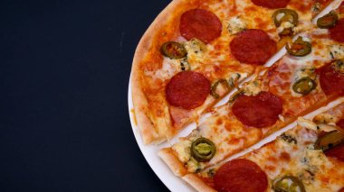 Restoran masasında pizza.