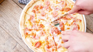 Restoran masasında pizza.