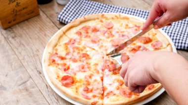 Restoran masasında pizza.