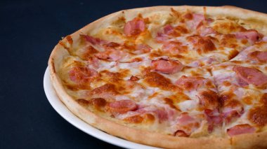 Restoran masasında pizza.