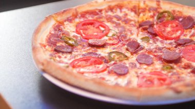 Restoran masasında pizza.