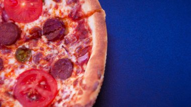 Restoran masasında pizza.