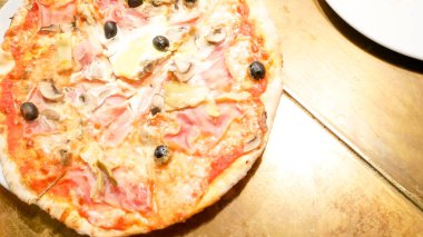 Restoran masasında pizza.