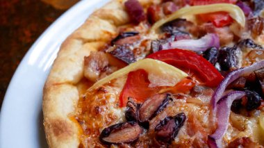 Restoran masasında pizza.