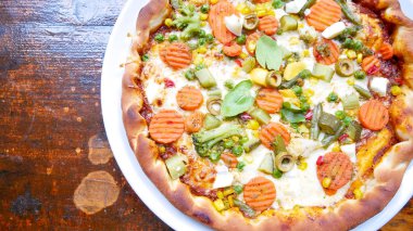 Restoran masasında pizza.