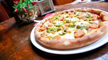 Restoran masasında pizza.