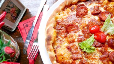 Restoran masasında pizza.