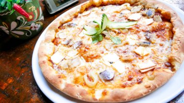 Restoran masasında pizza.