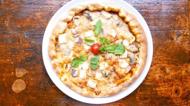 Restoran masasında pizza.