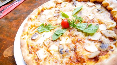 Restoran masasında pizza.