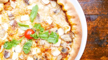 Restoran masasında pizza.