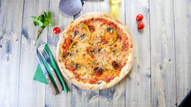 Restoran masasında pizza.