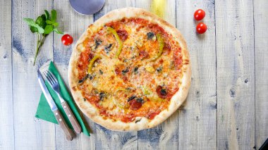 Restoran masasında pizza.