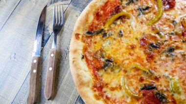 Restoran masasında pizza.