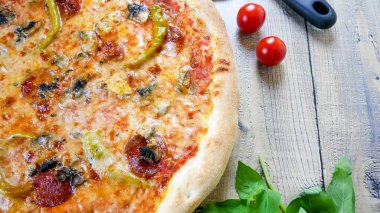 Restoran masasında pizza.