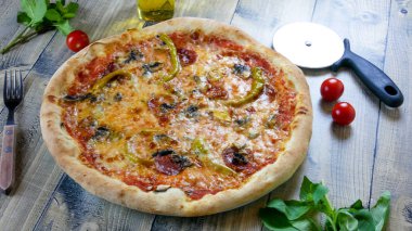 Restoran masasında pizza.