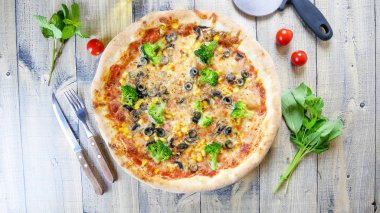 Restoran masasında pizza.