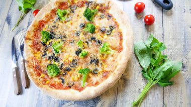 Restoran masasında pizza.