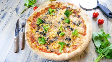 Restoran masasında pizza.