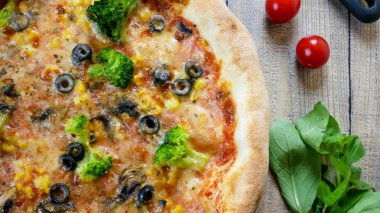 Restoran masasında pizza.