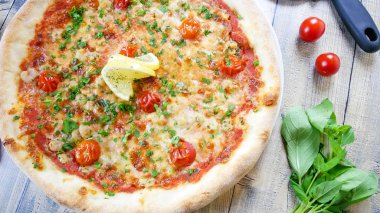 Restoran masasında pizza.