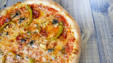 Restoran masasında pizza.