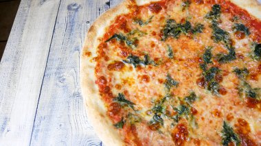 Restoran masasında pizza.