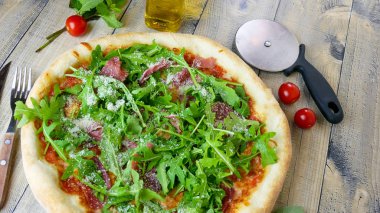 Restoran masasında pizza.