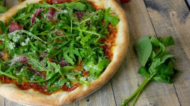 Restoran masasında pizza.