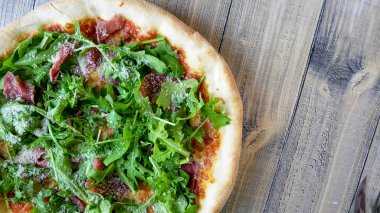 Restoran masasında pizza.