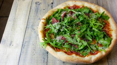 Restoran masasında pizza.