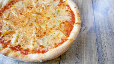 Restoran masasında pizza.