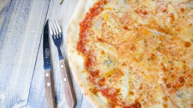 Restoran masasında pizza.