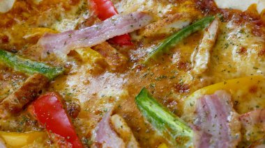 Restoran masasında pizza.