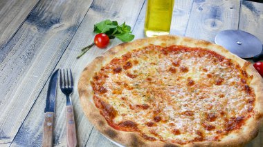 Restoran masasında pizza.