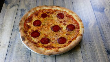 Restoran masasında pizza.