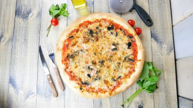 Restoran masasında pizza.