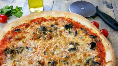 Restoran masasında pizza.