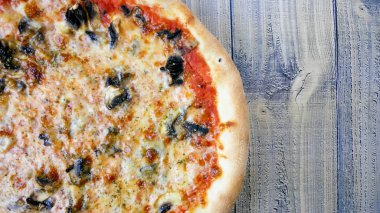 Restoran masasında pizza.