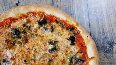 Restoran masasında pizza.