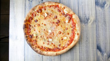 Restoran masasında pizza.