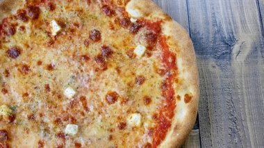 Restoran masasında pizza.