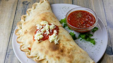 Restoran masasında pizza.